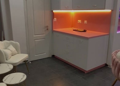 Интериор на The Pink Castle, София, Област София, BG с розови и бели елементи.