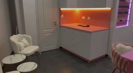 Интериор на The Pink Castle, София, Област София, BG с розови и бели елементи.