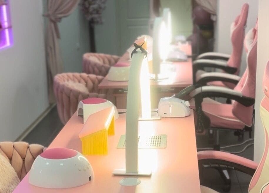 Розов интериор в The Pink Castle, маникюрен салон в София, Софийска област, BG.