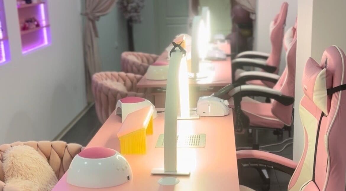 Розов интериор в The Pink Castle, маникюрен салон в София, Софийска област, BG.