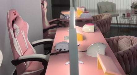 Интериор на салон The Pink Castle в София, с розови столове и маси за маникюр.