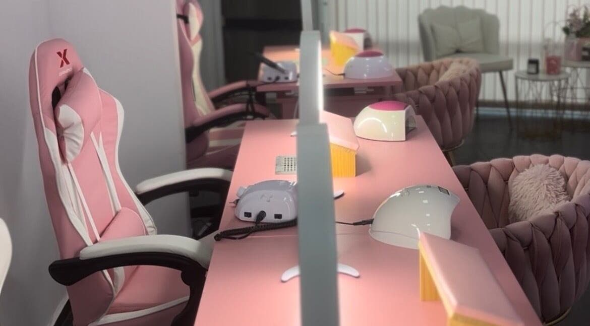 Интериор на салон The Pink Castle в София, с розови столове и маси за маникюр.