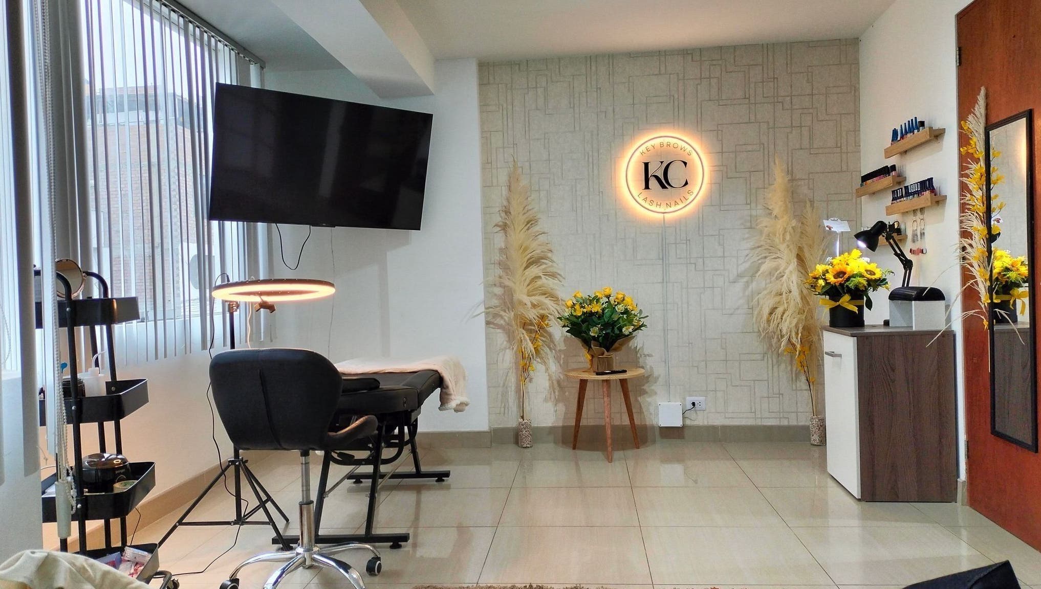 Espacio moderno en Key Brows Lash Nails en Lima, Provincia De Lima, PE, con iluminación LED y decoración floral.