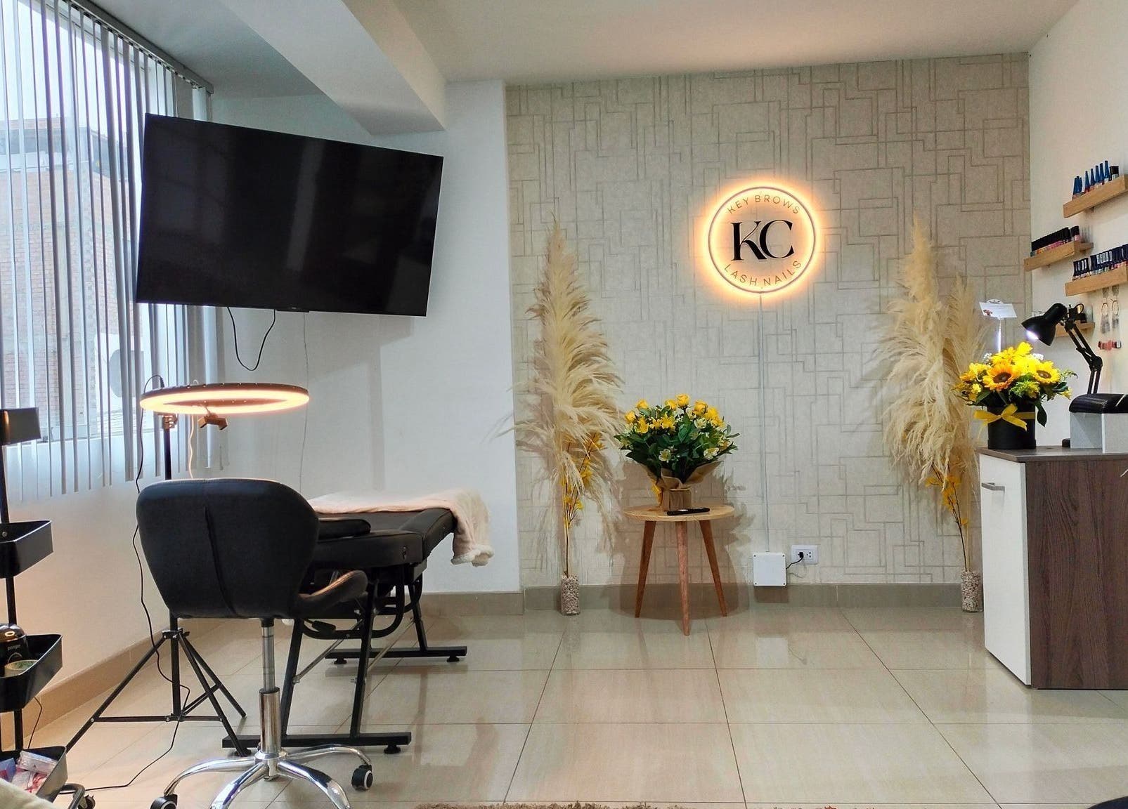 Espacio moderno en Key Brows Lash Nails en Lima, Provincia De Lima, PE, con iluminación LED y decoración floral.