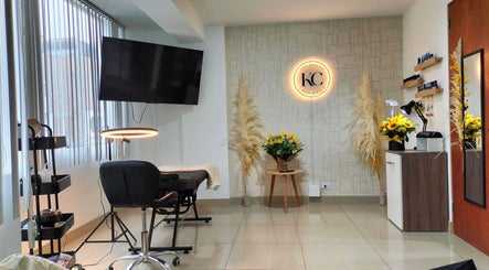 Espacio moderno en Key Brows Lash Nails en Lima, Provincia De Lima, PE, con iluminación LED y decoración floral.