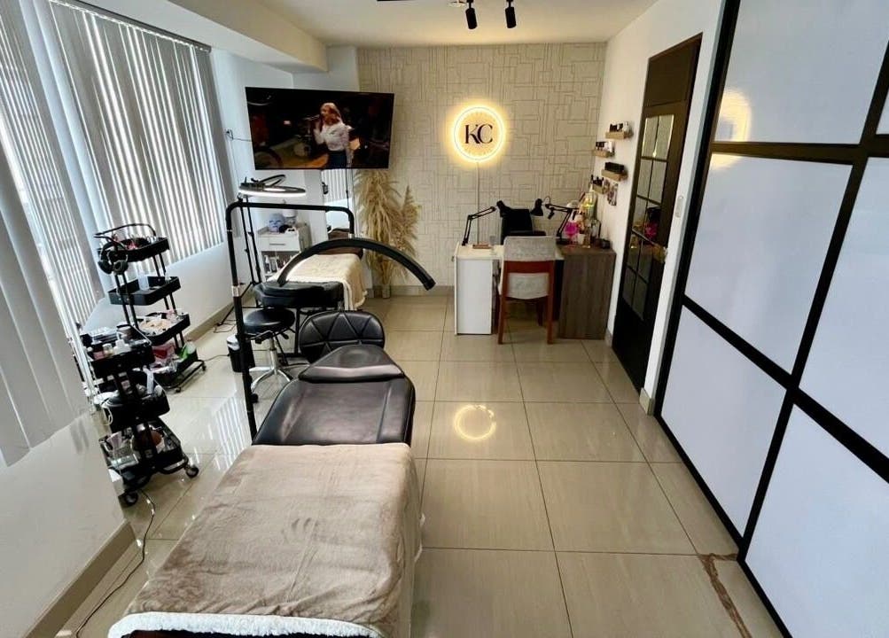 Interior de Key Brows Lash Nails en Lima, Provincia De Lima, PE, con camillas y estaciones de trabajo modernas.
