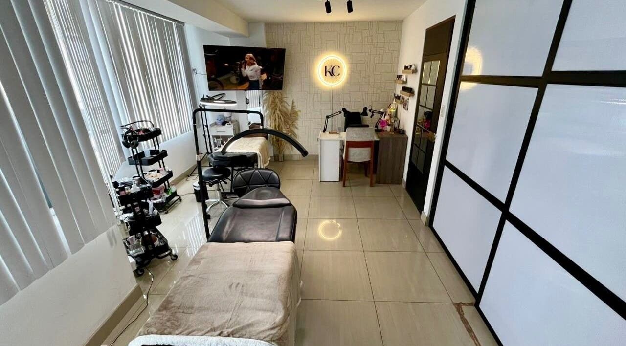 Interior de Key Brows Lash Nails en Lima, Provincia De Lima, PE, con camillas y estaciones de trabajo modernas.