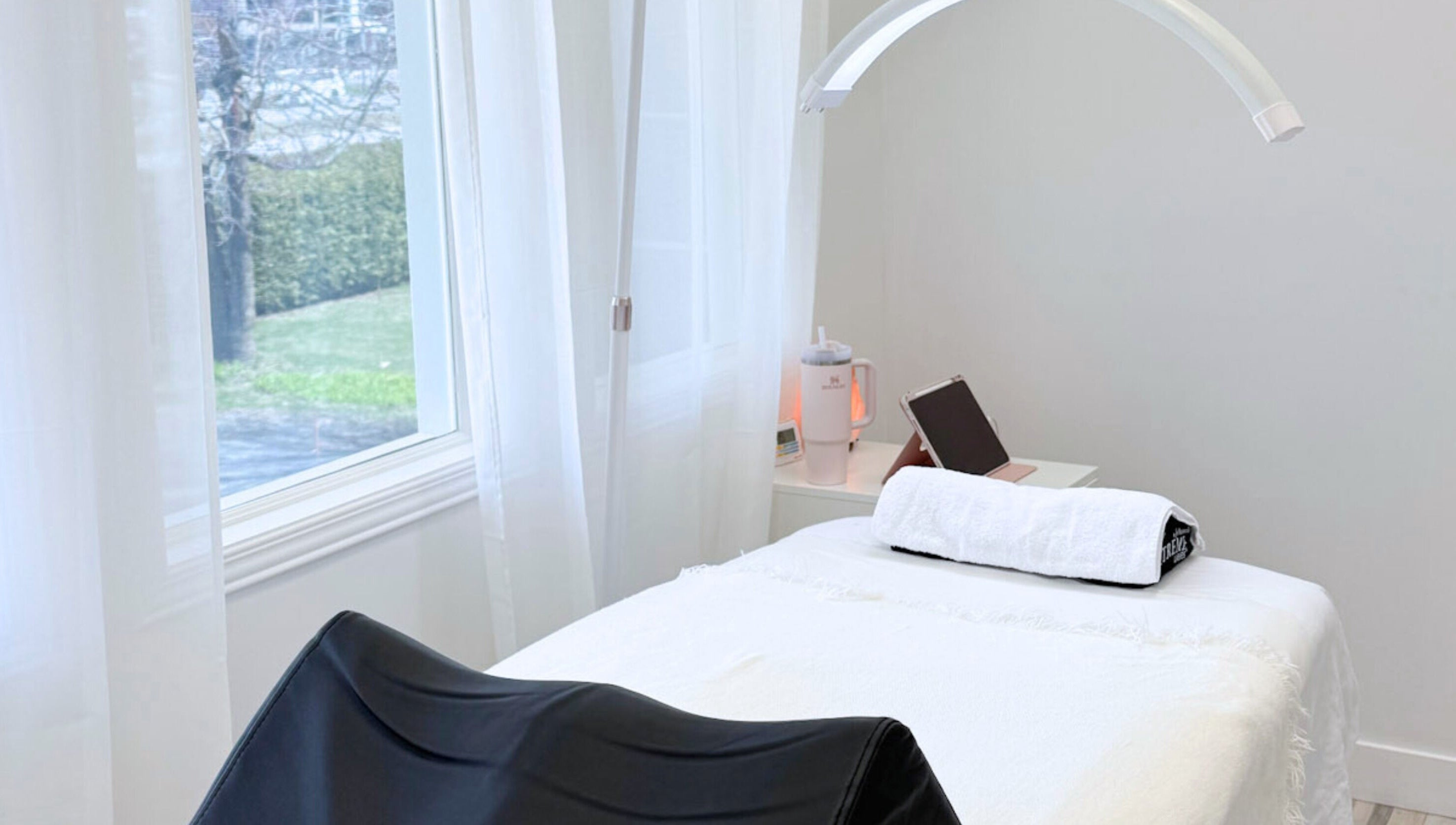 Espace lumineux de soin à Esthétique - Élisabeth Côté 🪽 à Sainte-madeleine, Québec, CA, pour détente totale.