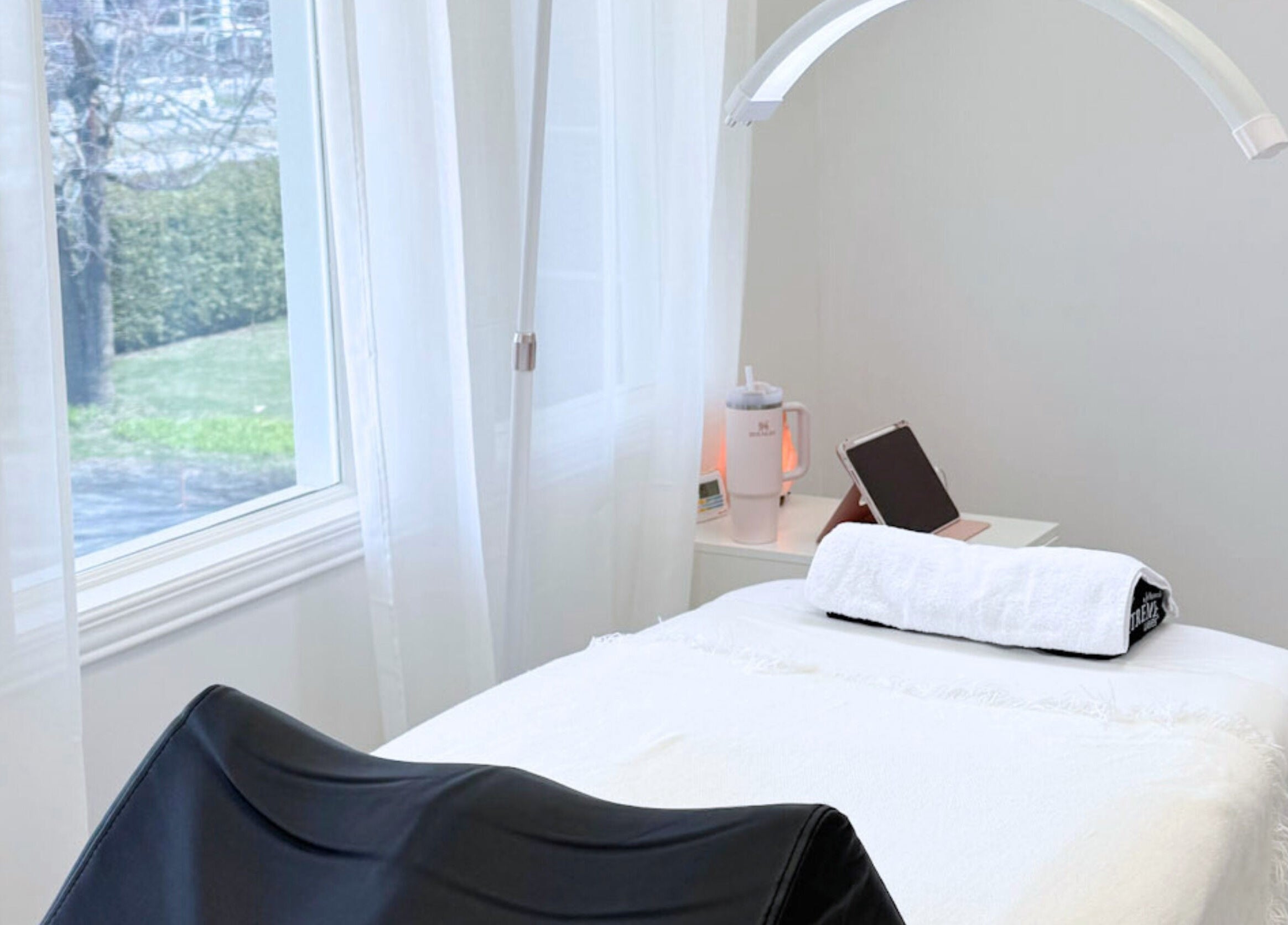 Espace lumineux de soin à Esthétique - Élisabeth Côté 🪽 à Sainte-madeleine, Québec, CA, pour détente totale.