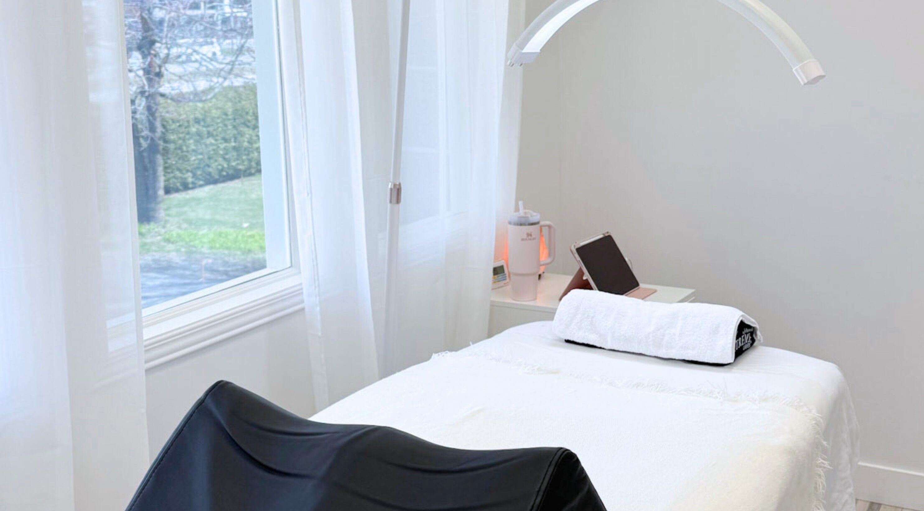 Espace lumineux de soin à Esthétique - Élisabeth Côté 🪽 à Sainte-madeleine, Québec, CA, pour détente totale.