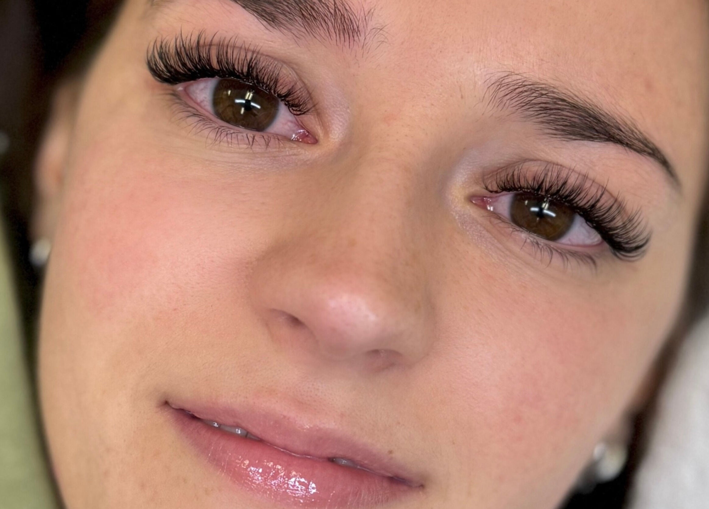 Extension de cils chez Esthétique - Élisabeth Côté 🪽, Sainte-Madeleine, Québec, CA. Effet glamour et naturel.