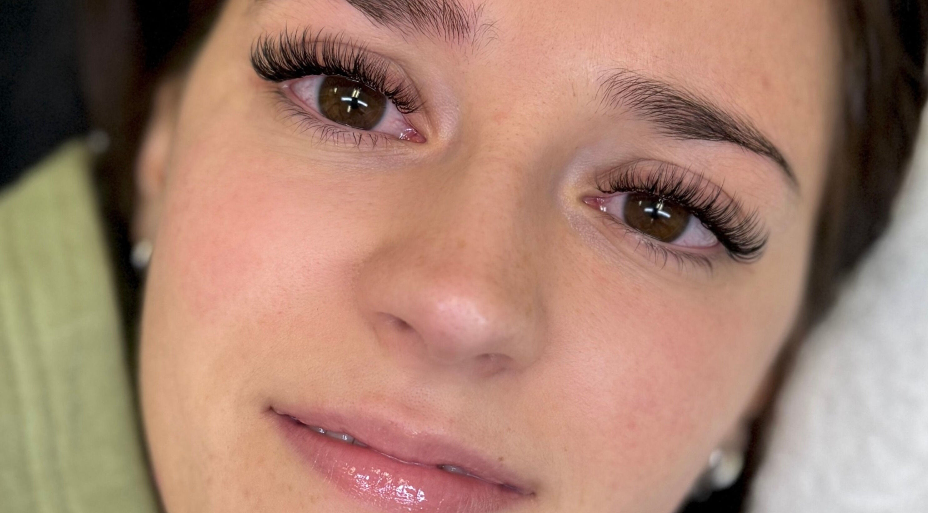 Extension de cils chez Esthétique - Élisabeth Côté 🪽, Sainte-Madeleine, Québec, CA. Effet glamour et naturel.