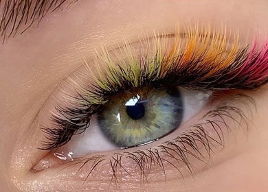 Close-up of colorful lashes at Perfect Beauty - Lisboa, Lisboa, PT, showcasing vibrant lash styling.