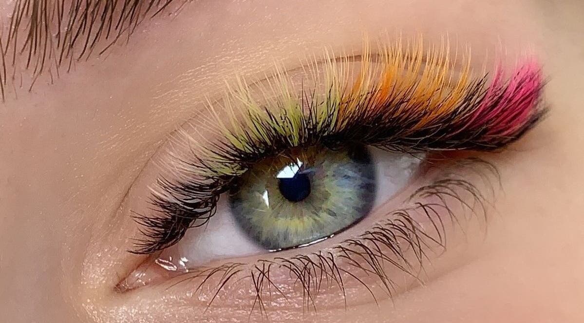 Close-up of colorful lashes at Perfect Beauty - Lisboa, Lisboa, PT, showcasing vibrant lash styling.
