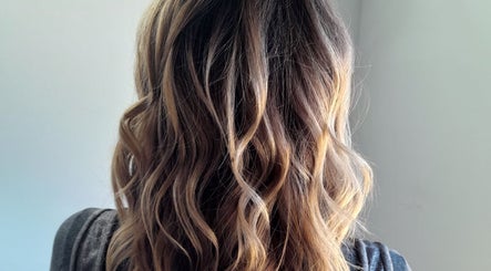 Elegant wavy hairstyle at HAIR BY LILI, Pretoria, Gauteng, ZA showcasing natural highlights.
