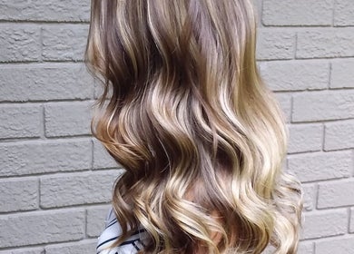 Beautiful wavy blonde hair at HAIR BY LILI, Pretoria, Gauteng, ZA, showcasing expert styling and highlighting.