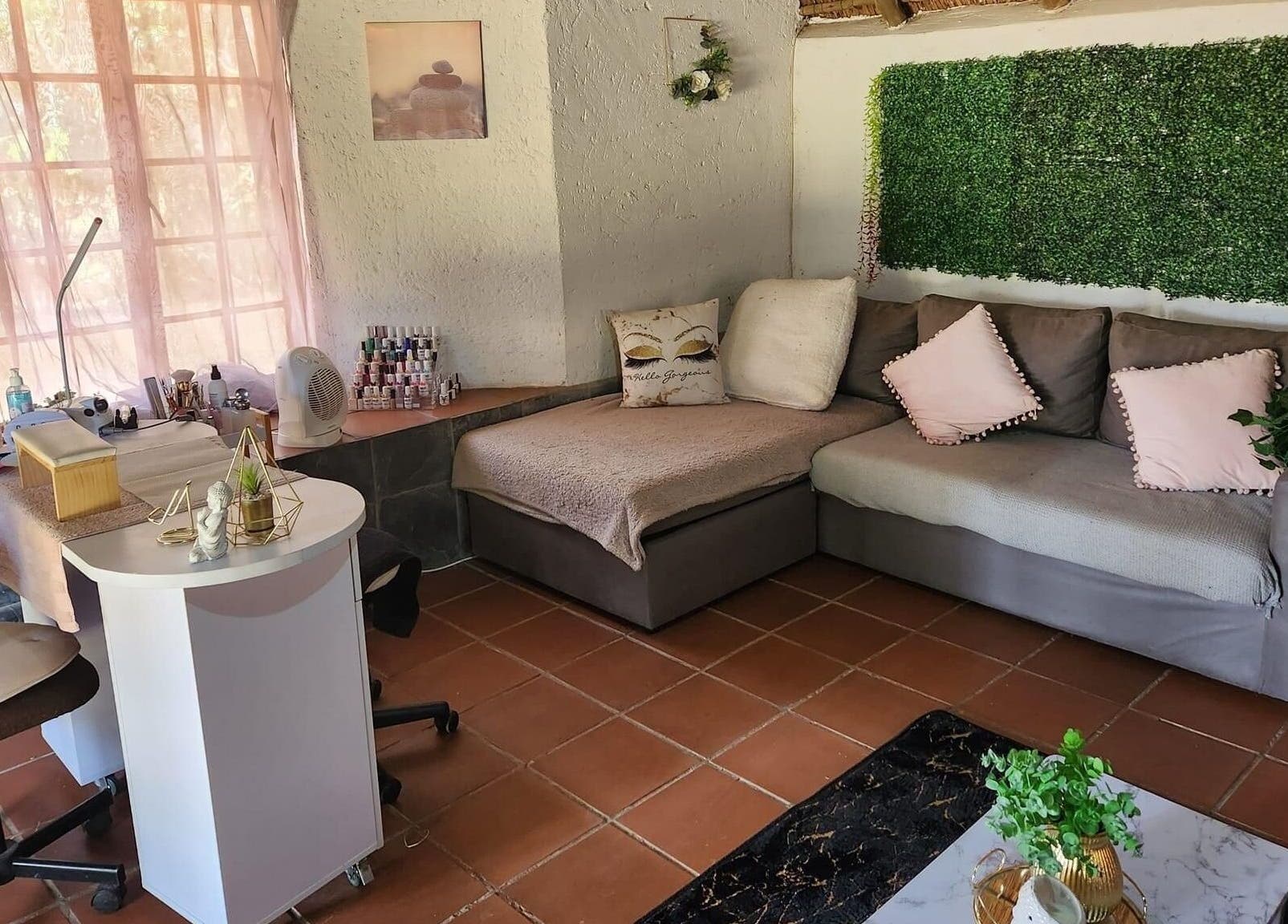 Relaxing lounge area at Bron’s Boho Beautique, Centurion, Gauteng, ZA with cozy seating and greenery.