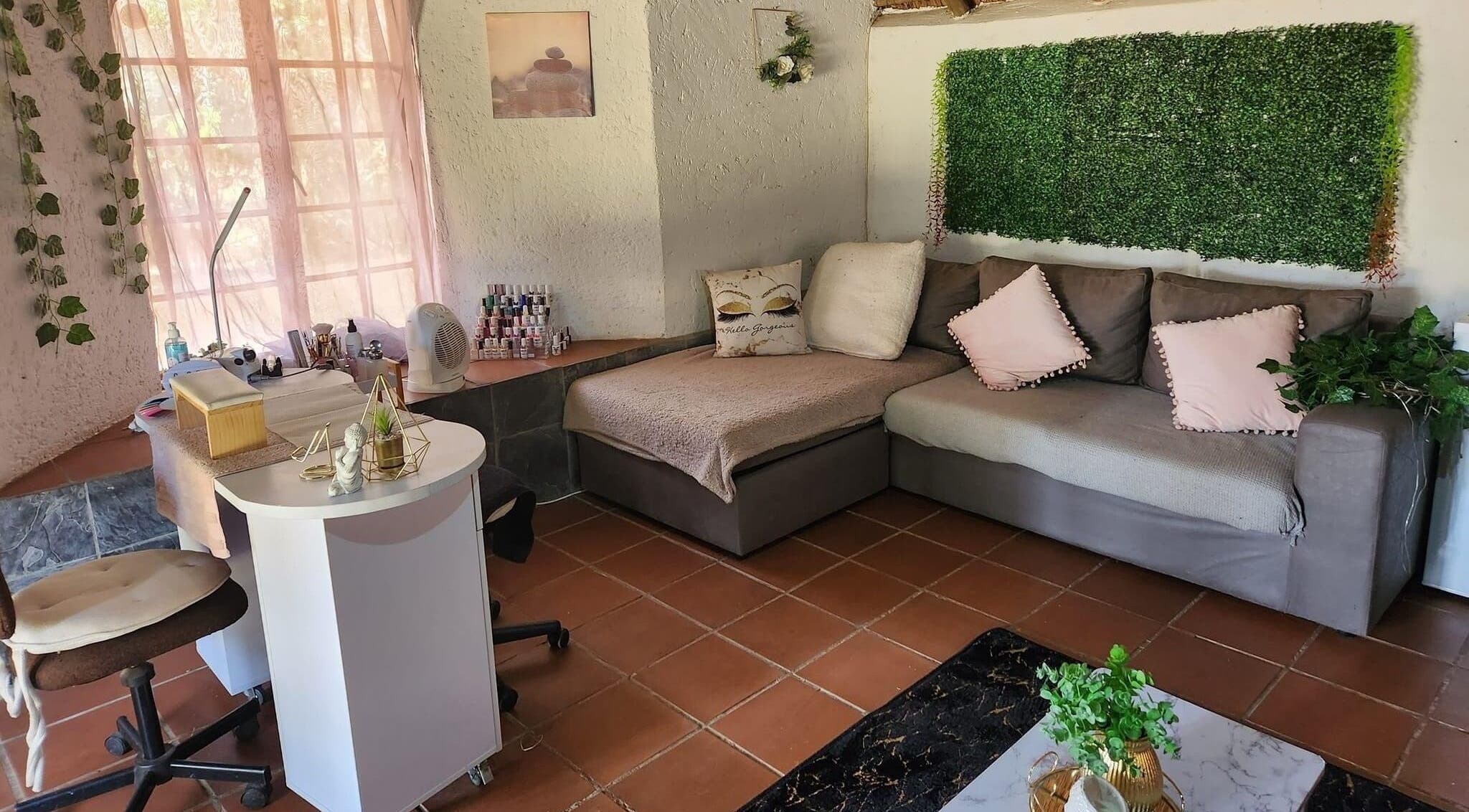 Relaxing lounge area at Bron’s Boho Beautique, Centurion, Gauteng, ZA with cozy seating and greenery.