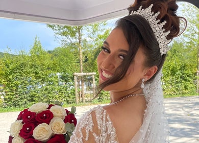 Mariée souriante avec bouquet chez Hair by k, Bonnières-sur-seine, Île-de-france, FR.