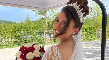 Mariée souriante avec bouquet chez Hair by k, Bonnières-sur-seine, Île-de-france, FR.