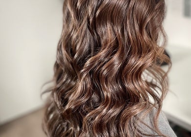 Cheveux ondulés chez Hair by K, Bonnières-sur-seine, Île-de-France, FR, offrant un look élégant.
