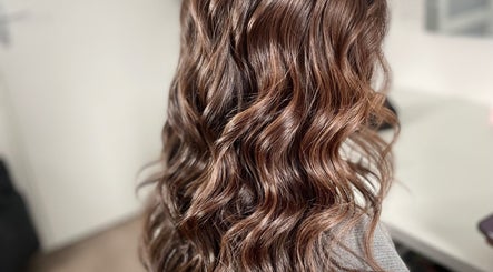 Cheveux ondulés chez Hair by K, Bonnières-sur-seine, Île-de-France, FR, offrant un look élégant.