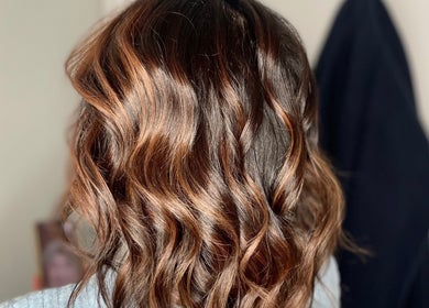 Des boucles brunes et cuivrées coiffées chez Hair by K, Bonnières-sur-Seine, Île-de-France, FR.