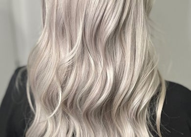 Chevelure blonde élégante chez Hair by k à Bonnières-sur-Seine, Île-de-France, FR, montrant des ondulations parfaites.