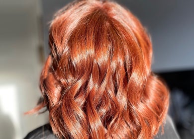 Chevelure cuivrée brillante réalisée par Hair by K à Bonnières-sur-Seine, Île-de-France, FR.