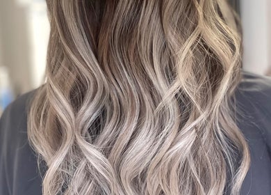 Superbes cheveux ondulés mis en valeur chez Hair by K, Bonnières-sur-Seine, Île-de-France, FR.