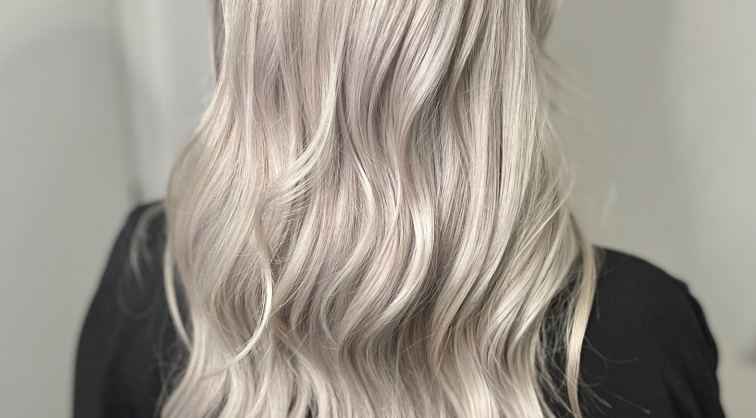 Cheveux blonds lumineux stylés chez Hair by K, Bonnières-sur-Seine, Île-de-France, FR.