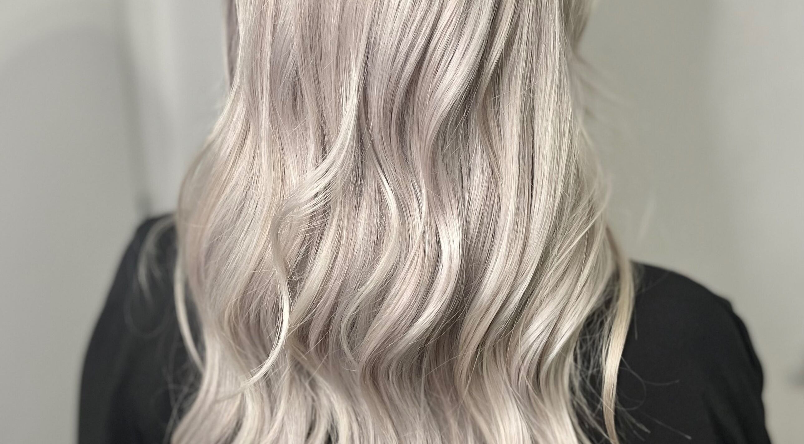 Cheveux blonds lumineux stylés chez Hair by K, Bonnières-sur-Seine, Île-de-France, FR.