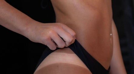 Glow Babe Spray Tanning image 3