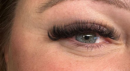 Diana R Lashes image 3