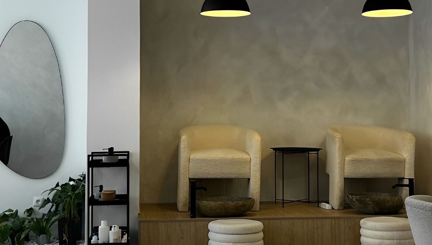 Área de relaxamento no G Beauty Concept, Porto, Porto, PT, com poltronas e iluminação sofisticada.