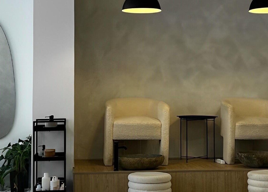 Área de relaxamento no G Beauty Concept, Porto, Porto, PT, com poltronas e iluminação sofisticada.