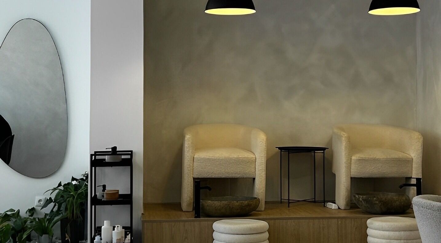 Área de relaxamento no G Beauty Concept, Porto, Porto, PT, com poltronas e iluminação sofisticada.