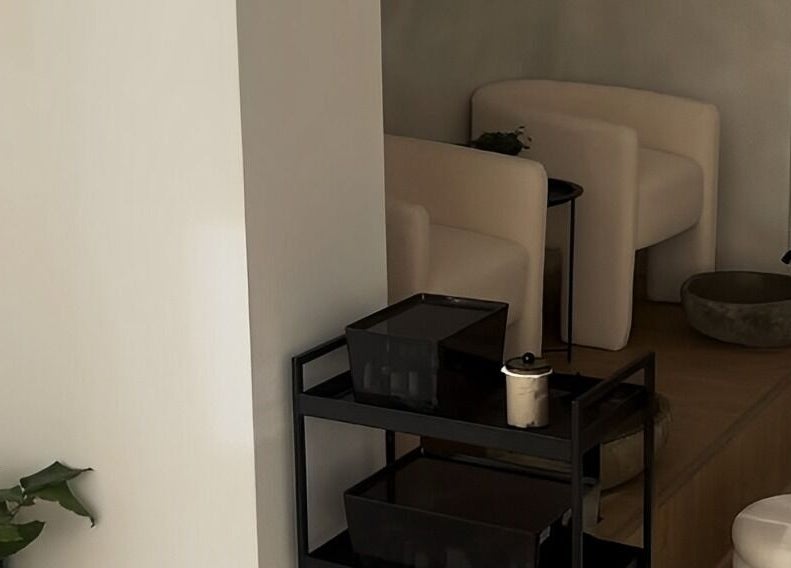 Espaço acolhedor no G Beauty Concept, Porto, PT, com poltronas confortáveis e decoração minimalista.