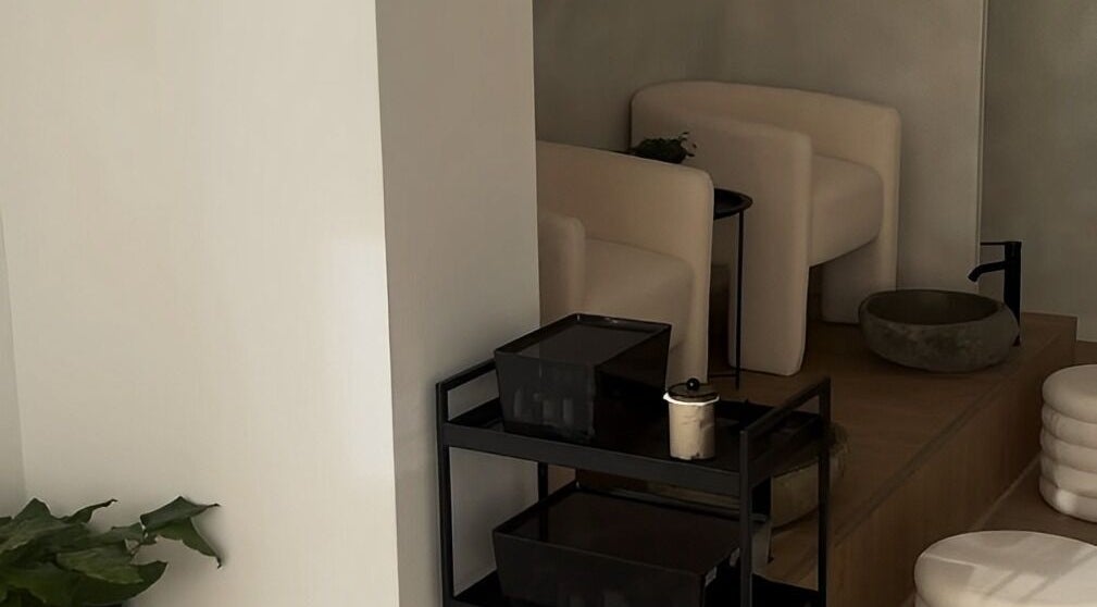 Espaço acolhedor no G Beauty Concept, Porto, PT, com poltronas confortáveis e decoração minimalista.