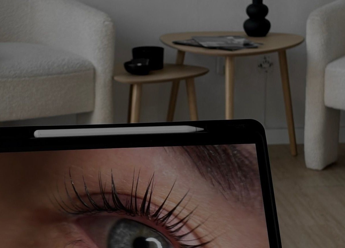 Espaço elegante da G Beauty Concept em Porto, Porto, PT com poltronas e mesas aconchegantes em fundo neutro.