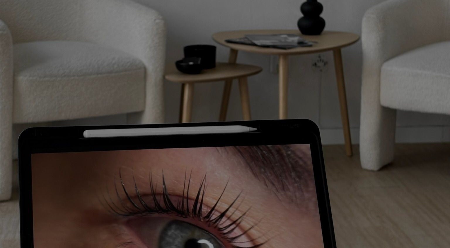 Espaço elegante da G Beauty Concept em Porto, Porto, PT com poltronas e mesas aconchegantes em fundo neutro.