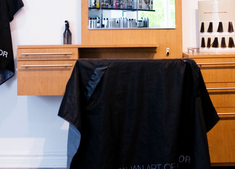 Fauteuil de coiffure moderne à L’espace Beauté Elle Et Lui, Gatineau, Québec, CA avec miroir et produits.