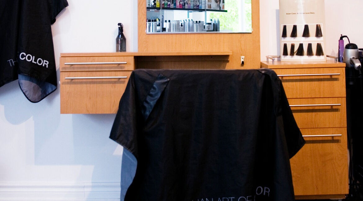 Fauteuil de coiffure moderne à L’espace Beauté Elle Et Lui, Gatineau, Québec, CA avec miroir et produits.