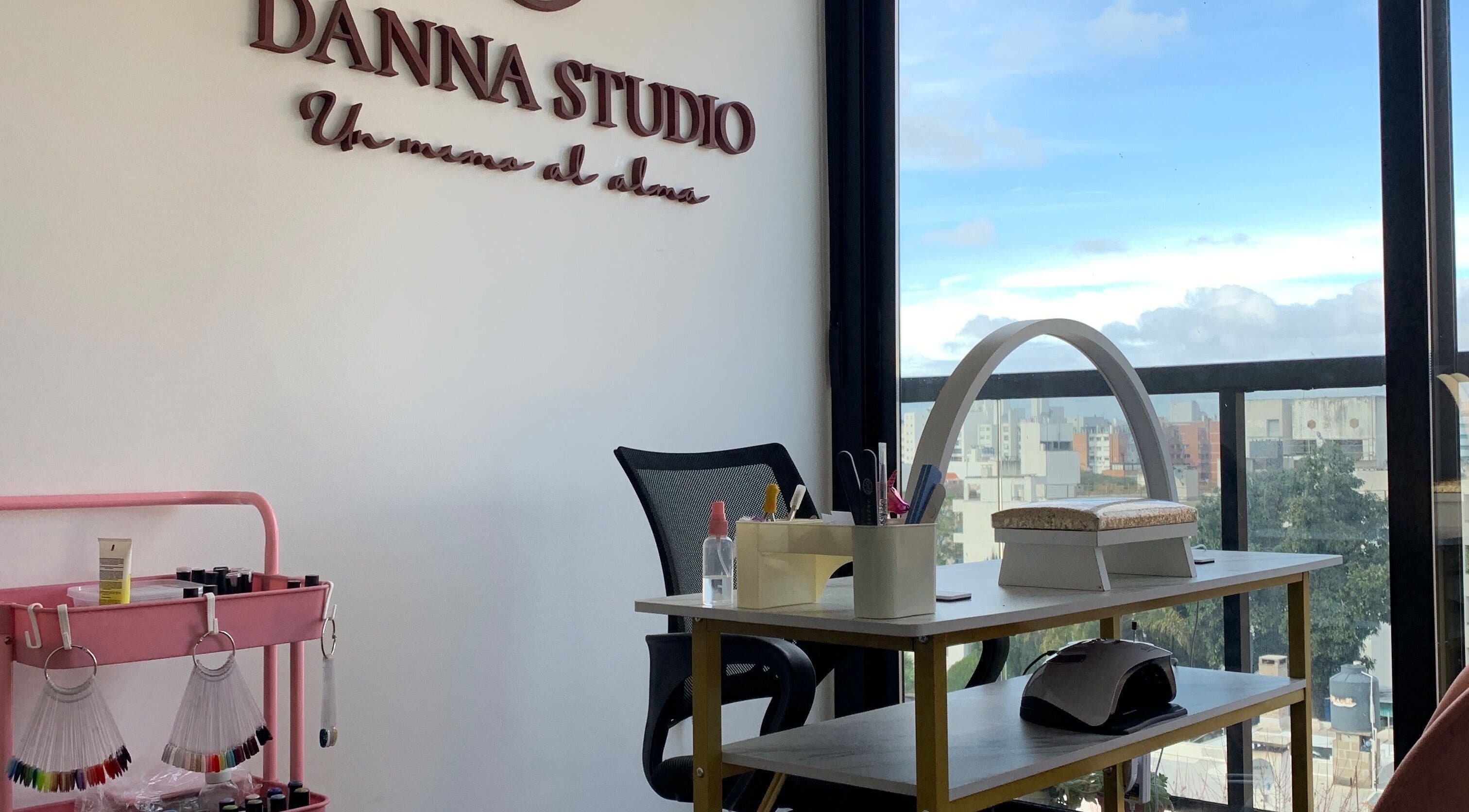 Área de manicura en Danna Studio Uy, Montevideo, Departamento De Montevideo, UY con vista a la ciudad.