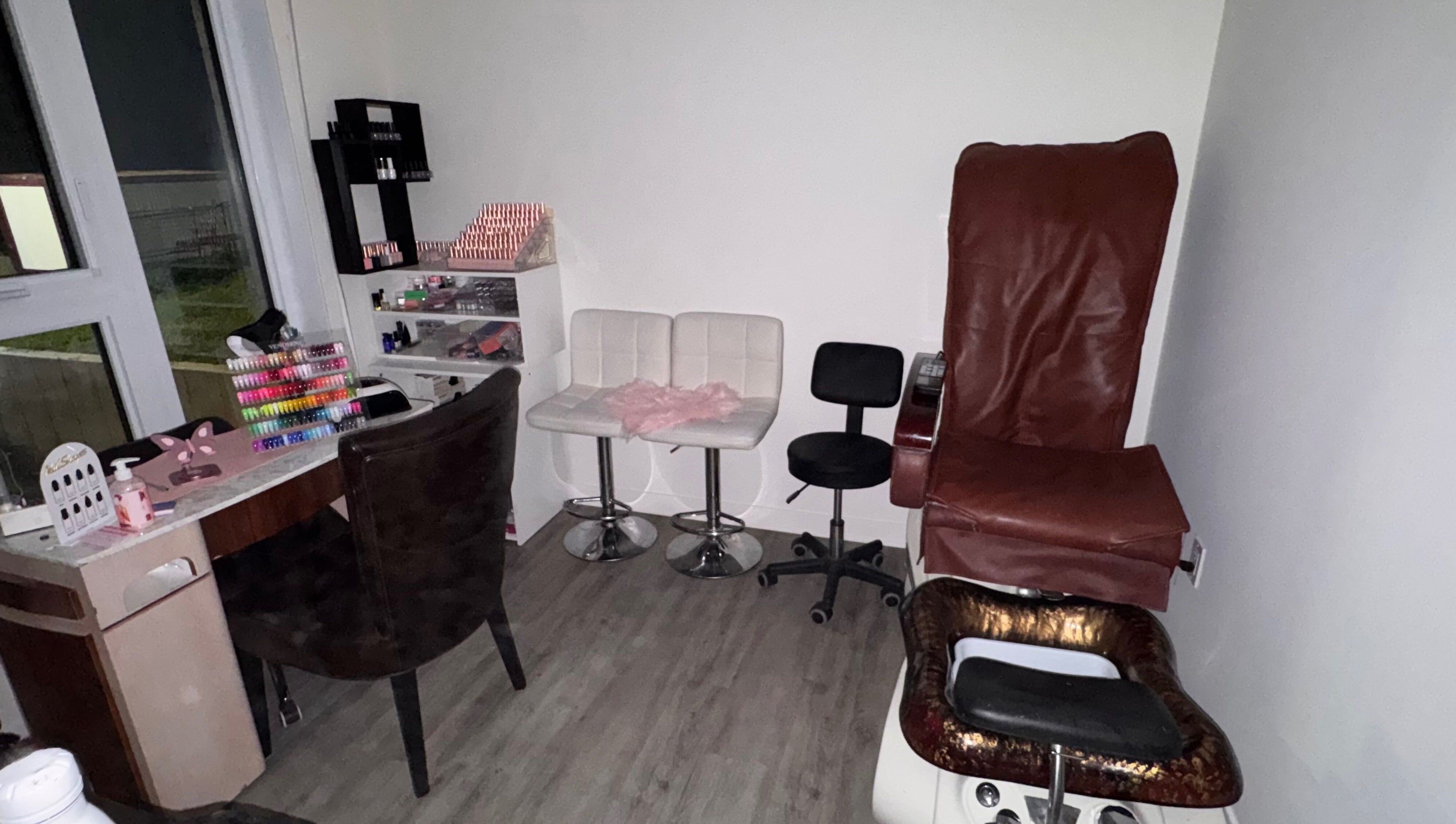 Intérieur du studio ongles de Br Beauty By Rayma, Lachute, Quebec, CA, avec équipements modernes.