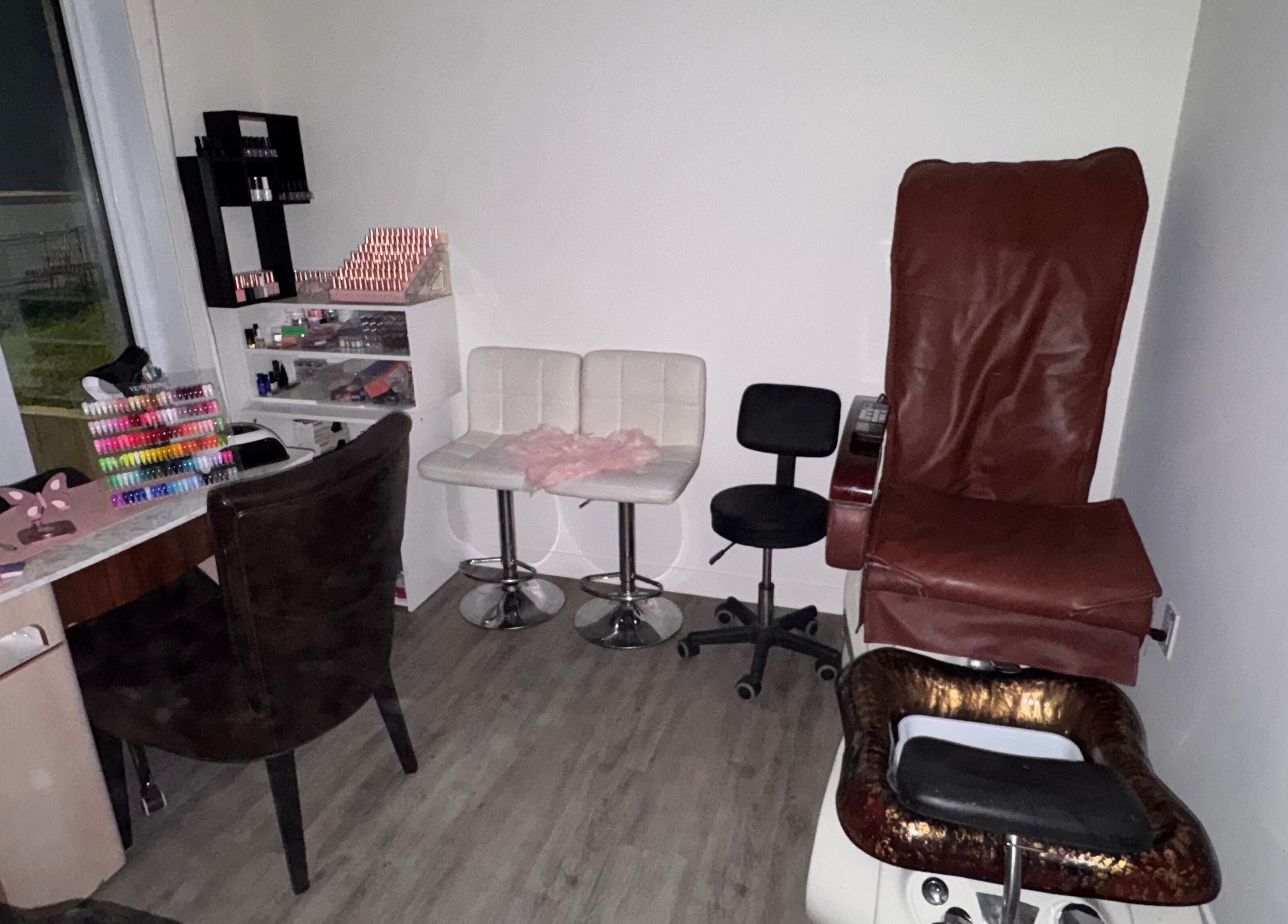 Intérieur du studio ongles de Br Beauty By Rayma, Lachute, Quebec, CA, avec équipements modernes.