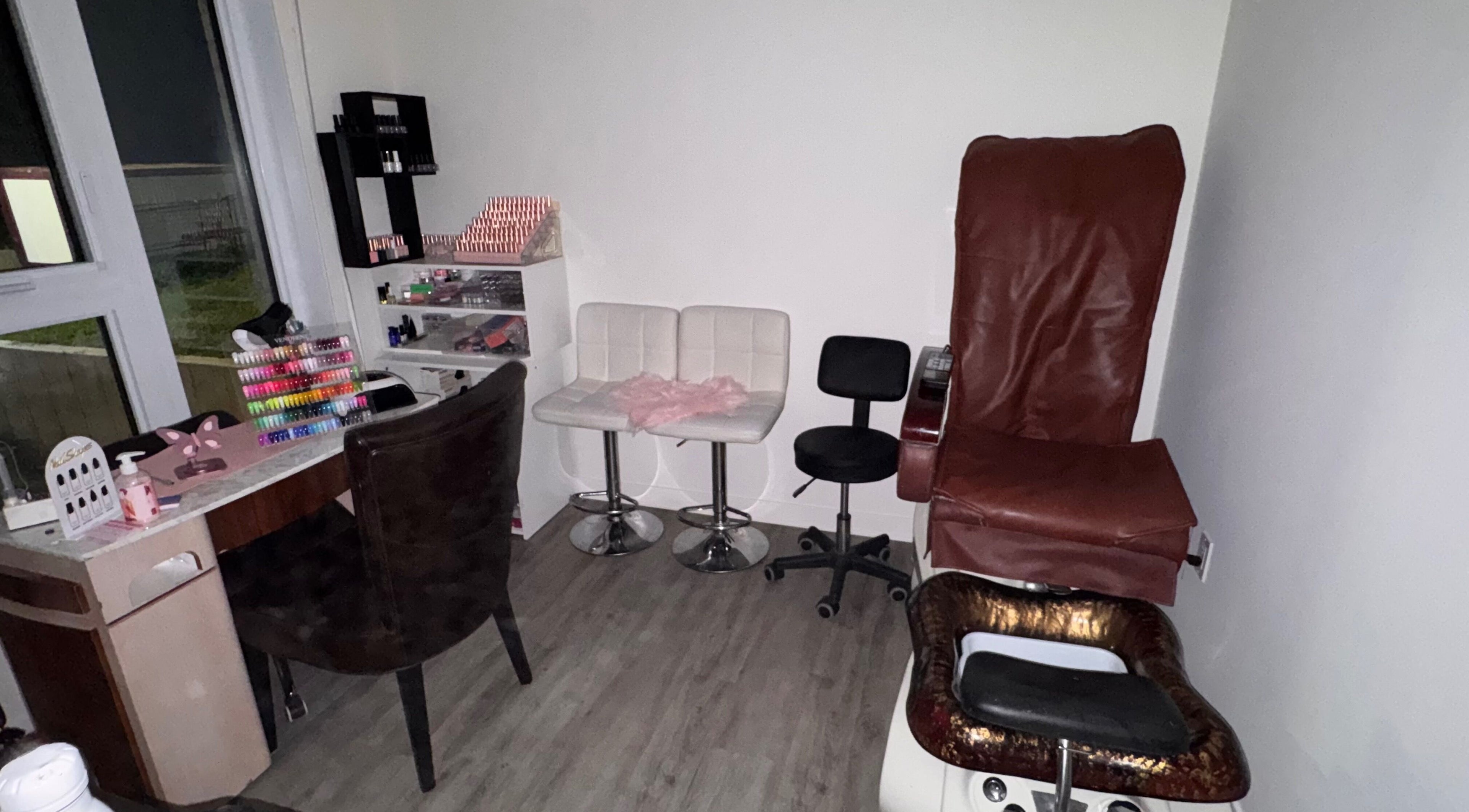 Intérieur du studio ongles de Br Beauty By Rayma, Lachute, Quebec, CA, avec équipements modernes.