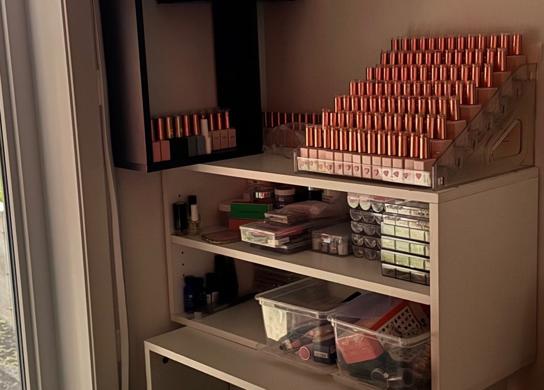 Étagère de maquillages à Br Beauty By Rayma, Lachute, Québec, CA, révélant une collection élégante.