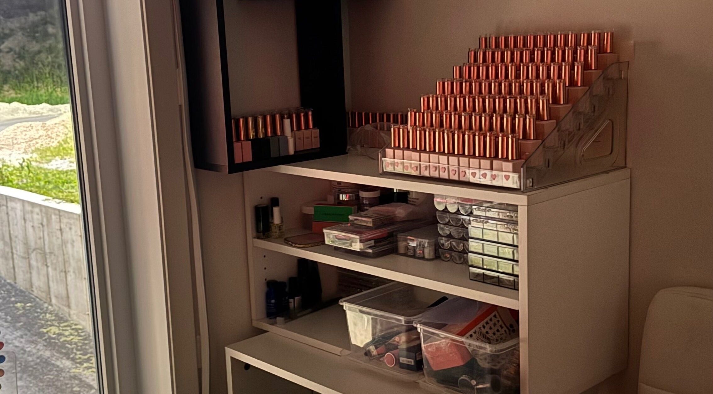 Étagère de maquillages à Br Beauty By Rayma, Lachute, Québec, CA, révélant une collection élégante.