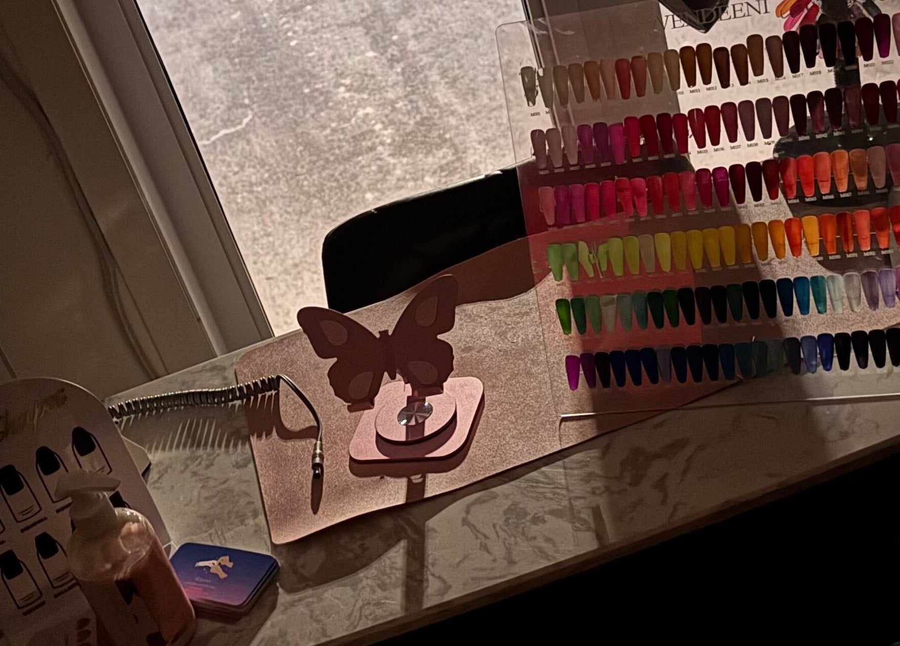 Palette de couleurs de vernis à ongles chez Br Beauty By Rayma, Lachute, Quebec, CA.